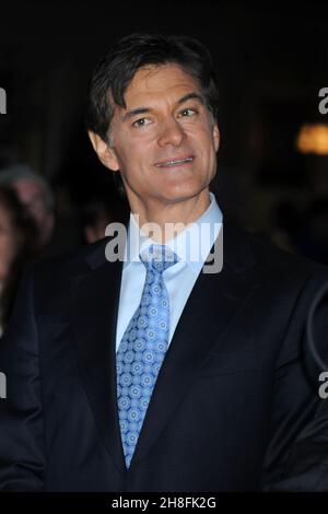 Manhattan, Stati Uniti d'America. 30 Nov 2009. NEW YORK - NOVEMBRE 30: Il Dr. Mehmet Oz partecipa al Grand Central Holiday laser show al Grand Central Terminal il 30 Novembre 2009 a New York persone: Dr. Mehmet Oz Credit: Storms Media Group/Alamy Live News Foto Stock