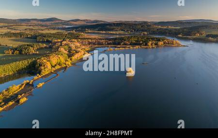 Il Lipno serbatoio è una diga e centrale idroelettrica costruita lungo il fiume Vltava nella Repubblica Ceca. Questa zona è montuoso e confini t Foto Stock