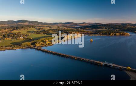 Il Lipno serbatoio è una diga e centrale idroelettrica costruita lungo il fiume Vltava nella Repubblica Ceca. Questa zona è montuoso e confini t Foto Stock