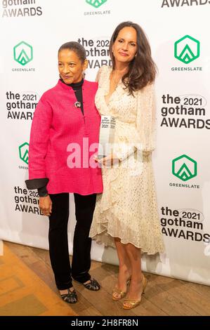 New York, Stati Uniti. 29 novembre 2021. Nina Lorez Collins pone in Green Room accettando il premio icona per sua madre Kathleen Collins a Cipriani Wall Street a New York il 29 novembre 2021. (Foto di Lev Radin/Sipa USA) Credit: Sipa USA/Alamy Live News Foto Stock