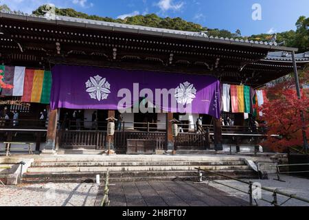 Kyoto, Giappone. 27 novembre 2021. Sala Amida-do all'interno del tempio Eikando Zenrin-ji a Kyoto. Il tempio Eikando Zenrin-ji è uno dei templi più antichi di Kyoto. Fondata nel 863 d.C., è stata testimone di molte guerre e distruzioni solo per essere ricostruita ogni volta dalla popolazione di Kyoto. Ospita la setta buddhista Jodo Seizan Zenrin-Ji. Il complesso giardino attira molti visitatori, soprattutto durante la stagione autunnale. Credit: SOPA Images Limited/Alamy Live News Foto Stock