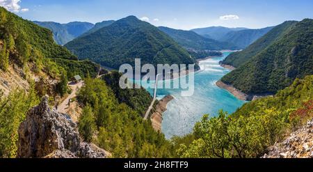 Il lago Piva è un lago artificiale situato nel comune di Pluzine, nella parte nord-occidentale del Montenegro Foto Stock