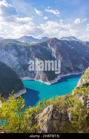 Il lago Piva è un lago artificiale situato nel comune di Pluzine, nella parte nord-occidentale del Montenegro Foto Stock