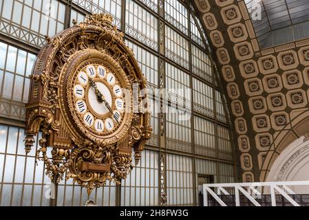 Orologio ornato nella sala principale del famoso museo d'Orsay a Parigi, Francia Foto Stock