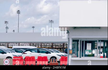 Scorte di auto nuove presso il parcheggio della fabbrica di automobili. Produzione di automobili. Magazzino auto in attesa di vendita. Parcheggio e guardahouse della fabbrica di automobili. Foto Stock