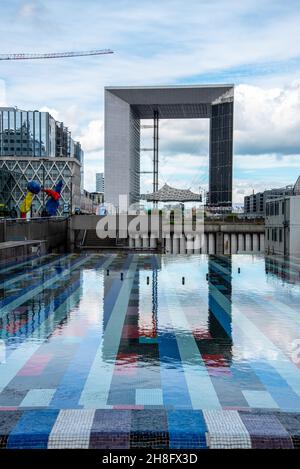 Fontana colorata nel quartiere finanziario la Defense di Parigi, Francia Foto Stock