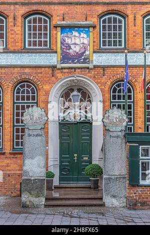 La facciata dell'edificio storico che ospitava la Schiffergesellschaft, storica associazione marittima, ospita attualmente un ristorante. Germania Foto Stock