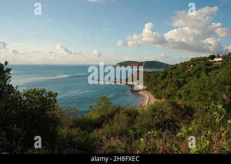 Vista epica della baia di Madam Marta all'isola di Burgazada a Istanbul. Foto Stock