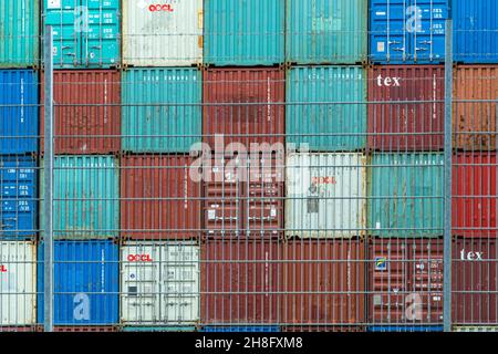 Contenitori pronti per essere caricati e trasportati su navi dal porto internazionale di Amburgo. Amburgo, Germania Foto Stock