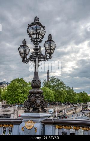 Street Light classicista sul Ponte Alexandre III, Parigi, Francia Foto Stock