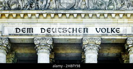 Berlino, Germania, 6 maggio 2020: Dettaglio dell'iscrizione tedesca - al popolo tedesco - sopra l'ingresso dell'edificio del Reichstag Foto Stock