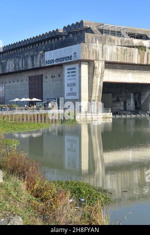 Bordeaux, Francia - 7 Nov, 2021: Vista della bomba base sottomarina tedesca seconda guerra mondiale e penna nel quartiere Bacalan Waterfront di Bordeaux Foto Stock