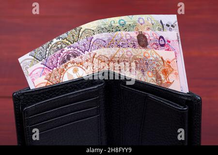 Qatari Money - Riyal nel portafoglio nero Foto Stock