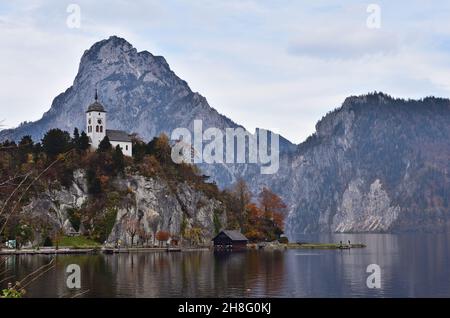 Traunkirchen dal Traunsee in autunno Foto Stock