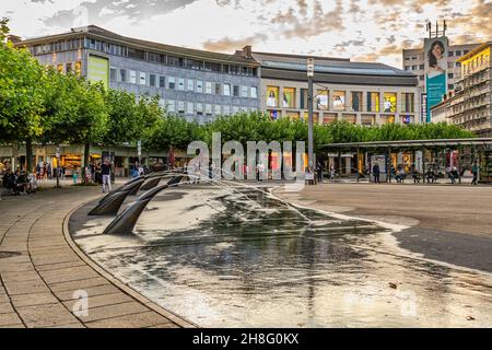 Piazza Königsplatz a Kassel, gargoyles decorare la piazza con getti d'acqua, è il centro geografico della città. Kassel, Assia settentrionale, Germania Foto Stock