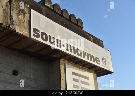 Bordeaux, Francia - 7 Nov, 2021: Vista della bomba base sottomarina tedesca seconda guerra mondiale e penna nel quartiere Bacalan Waterfront di Bordeaux Foto Stock