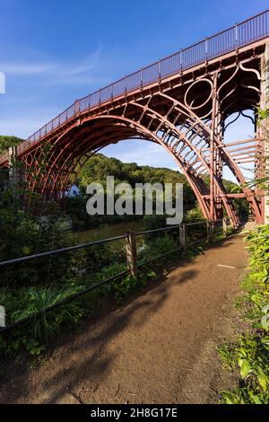 Ironbridge, ponte in ghisa che attraversa il fiume Severn, costruito nel 1779, Telford, Shropshire, Inghilterra Telford, Shropshire, Inghilterra Foto Stock