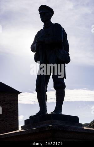 Memoriale ai soldati caduti dalla prima guerra mondiale vicino al ponte in ghisa a Ironbridge, Telford, Shropshire, Inghilterra Foto Stock