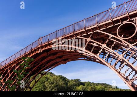 Ironbridge, ponte in ghisa che attraversa il fiume Severn, costruito nel 1779, Telford, Shropshire, Inghilterra Telford, Shropshire, Inghilterra Foto Stock