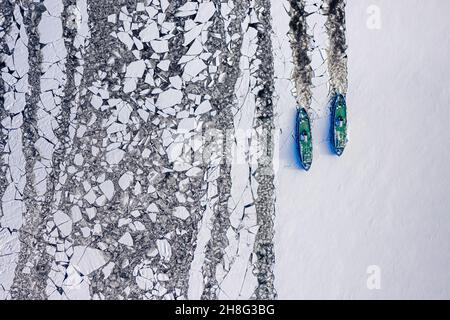 Due rompighiaccio sul fiume trita il ghiaccio in Polonia. Veduta aerea della natura in inverno 1 Foto Stock