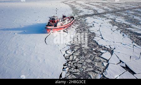 Ghiaccio rompighiaccio in inverno sul fiume Vistula in Polonia. Vista aerea dell'inverno nella natura Foto Stock