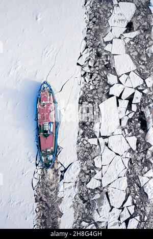 Rompighiaccio in inverno sul fiume Vistula. Veduta aerea della natura in inverno, Polonia. Foto Stock