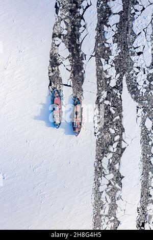 Vista aerea di rompighiaccio sul fiume che trita il ghiaccio. Inverno in Polonia Foto Stock