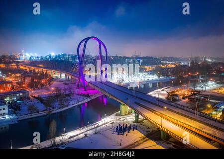 Ponte sul fiume Brda di notte. Percorso a Bydgoszcz. Veduta aerea della Polonia. Foto Stock