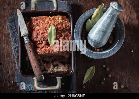 Sandwich fatto in casa con cetrioli sottaceto e lattuga come spuntino. Sandwich fatto in casa con patata. Foto Stock