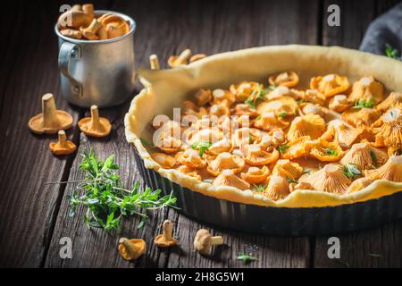 Crostata croccante con funghi e timo. Crostata di chanterelle alle erbe. Crostata rustica di funghi dalla foresta. Foto Stock