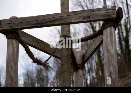Attrezzo di legno che protegge un albero giovane nel parco dalla caduta Foto Stock