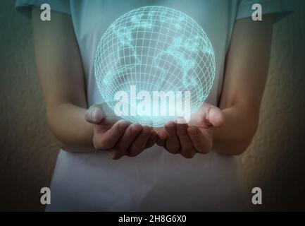Le mani della donna tengono il globo terrestre. Concetto di business globale Foto Stock