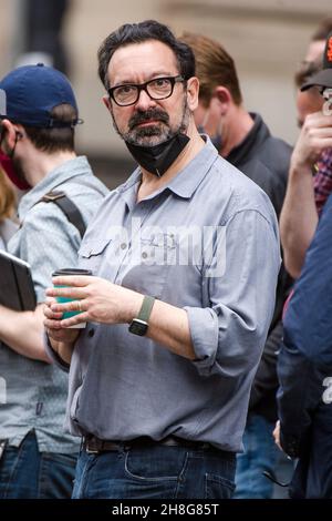 Il regista James Mangold ispeziona il set di Glasgow per le imminenti riprese di Indiana Jones 5. Credito: Euan Cherry Foto Stock