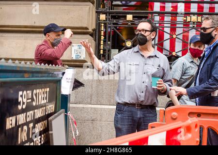 Il regista James Mangold ispeziona il set di Glasgow per le imminenti riprese di Indiana Jones 5. Credito: Euan Cherry Foto Stock