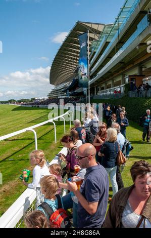 Grandstand e aree pubbliche al Royal Ascot racecourse, Royal Berkshire, Regno Unito, durante la Red Bull Air Race. Folle di persone in attesa di guardare il volo Foto Stock