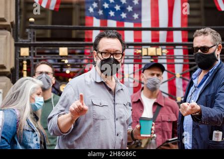 Il regista James Mangold ispeziona il set di Glasgow per le imminenti riprese di Indiana Jones 5. Credito: Euan Cherry Foto Stock