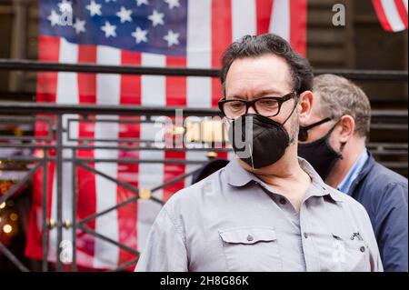 Il regista James Mangold ispeziona il set di Glasgow per le imminenti riprese di Indiana Jones 5. Credito: Euan Cherry Foto Stock