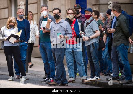 Il regista James Mangold ispeziona il set di Glasgow per le imminenti riprese di Indiana Jones 5. Credito: Euan Cherry Foto Stock