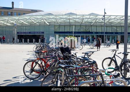 Biciclette biciclette parcheggiate fuori dalla stazione ferroviaria di Kings Cross in bicicletta persone pendolari ciclisti parcheggio bici Londra Inghilterra UK 2021 KATHY DEWITT Foto Stock