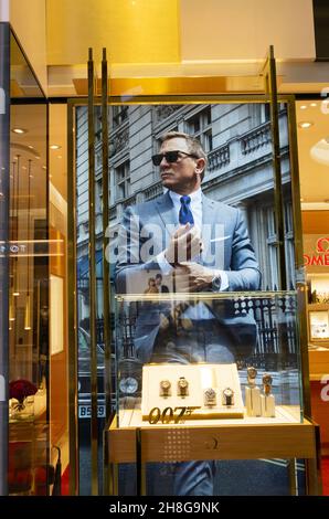 Daniel Craig come James Bond 007 orologio da polso pubblicità in negozio di gioielli vetrina al 100 Liverpool Street centro commerciale London UK KATHY DEWITT Foto Stock