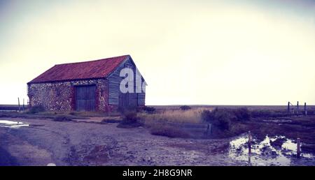 Old Coal Barn a Thornham Old Harbour, North Norfolk, nel tardo pomeriggio di novembre Foto Stock