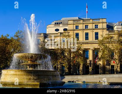 La Canadian High Commission di Londra come visto da Trafalgar Square Foto Stock