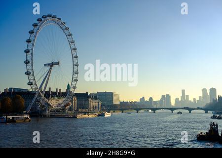 Il London Eye sul Tamigi Foto Stock