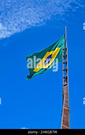 Bandiera brasiliana e cielo blu, Belo Horizonte, Brasile Foto Stock