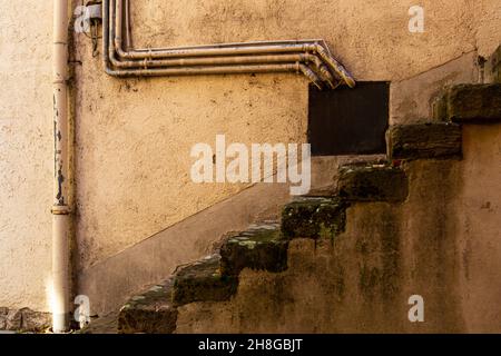 Scale su una vecchia parete intemperie e grungy Foto Stock