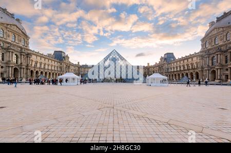 PARIGI, FRANCIA - 29 novembre 2021: La facciata del Museo del Louvre il 20 settembre 2012 a Parigi. Il Louvre è uno dei più grandi musei del mondo, che riceve Foto Stock