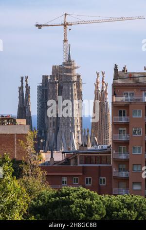 BARCELLONA, SPAGNA - 27 novembre 2021: la sagrada familia tra edifici nella città di Barcellona, Spagna, 27 novembre 2021. Foto Stock