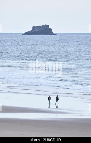 La gente cammina lungo il sito ricreativo di Arcadia Beach, Oregon Foto Stock