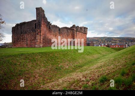 Il castello di Penrith è un castello medievale ora in rovina situato a Penrith, nel nord-ovest dell'Inghilterra Foto Stock