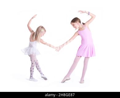 Due simpatiche ballerine che tengono le mani a forma di cuore Foto Stock